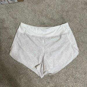 Athleta run with it 3" short